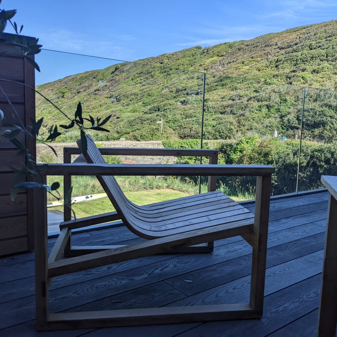 Side profile of Huers Chair made from durable oak